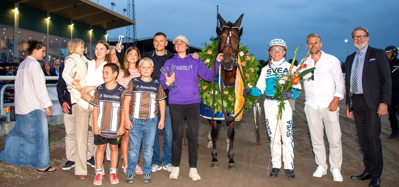 Kredsen omkring Allegiant i vindercirklen efter den overlegne sejr i Hugo Åbergs Memorial.