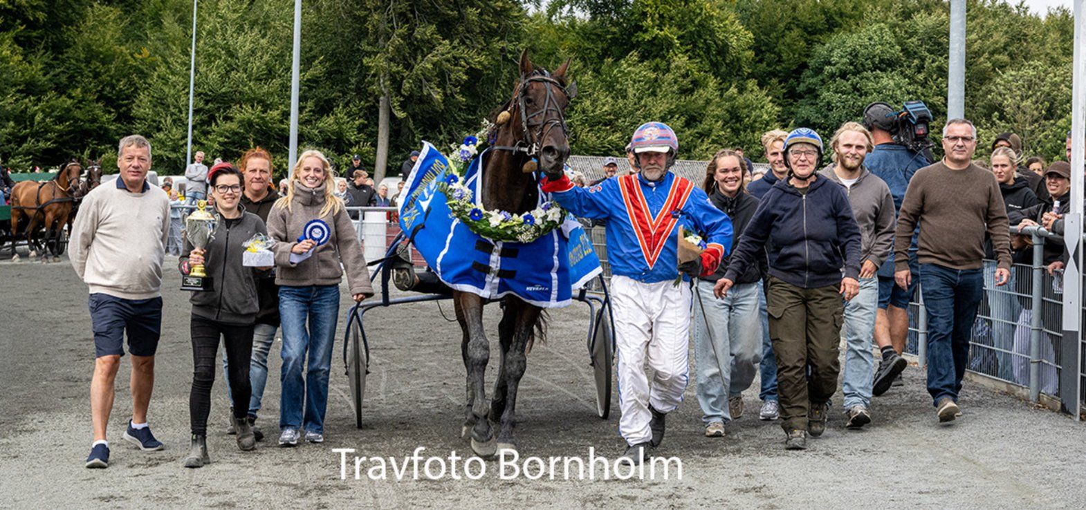 Kredsen omkring Jetset Onion efter choksejren i Bornholmsmesterskab 2026.