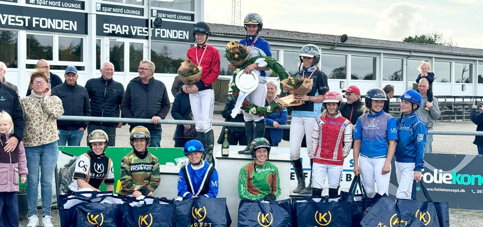 Øverst på skamlen ved DM for Montéryttere står Skive-rytteren Laura Gregersen