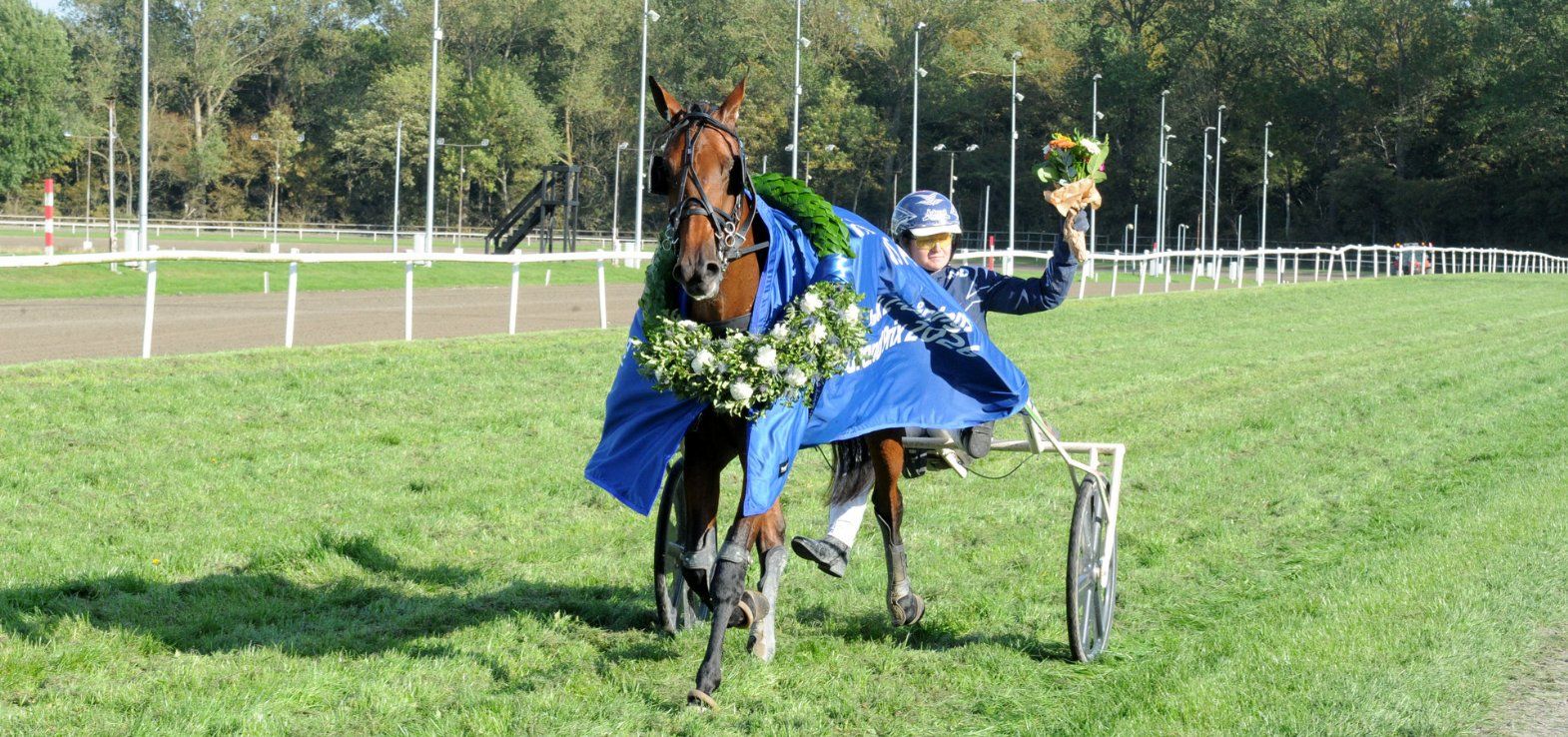 New Watch med en kisteglad Patrick Larsen i sulkyen vandt Jydsk 2-årings Grand Prix.