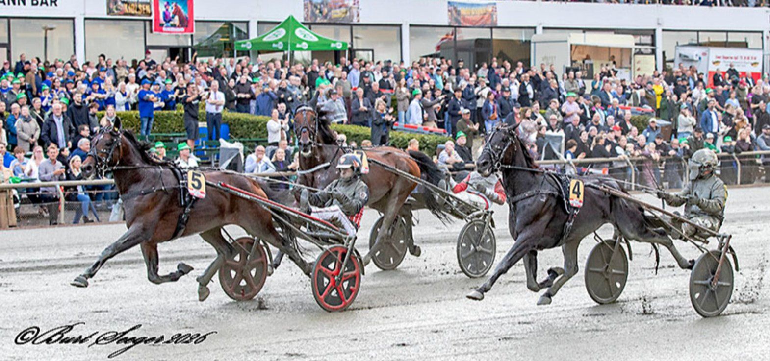 Starten er gået i Dansk Trav Derby 2026.