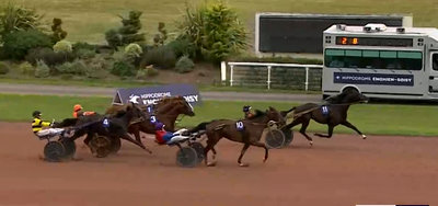 Tættest på kameraet ses Eros Zola med nummer 10.