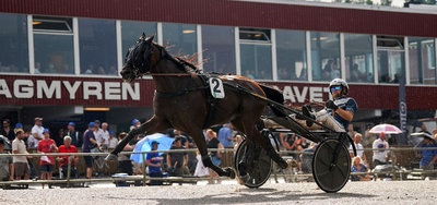 Magnus A. Djuse med en af tre vindere på Hagmyren i lørdags.