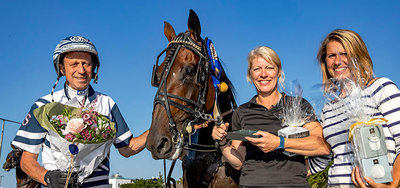 Kalles Krisbe Notz og Christina Beck i vindercirklen efter sejren i Derbyprøven 13. august.