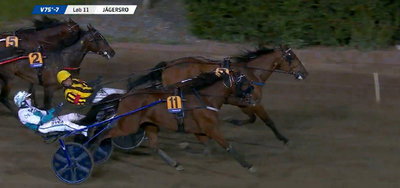 Med gul/sort kusk Carl Johan Jepson vinder Luckisanattitude en særdeles overraskende sejr i derbyprøven til Svensk Trav Derby.