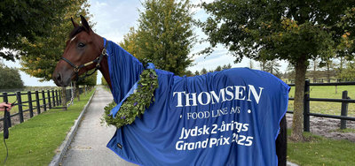 Menza hjemme på Enghavegård i Aalborg med flot dækken og laurbærkrans.