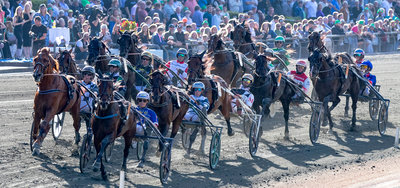 Dansk Trav Derby 2025 ud på sidste omgang.