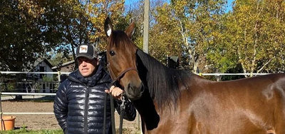 Aalborg-træner Jeppe Juel sammen med Fly Equos Jet.