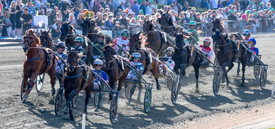 Kreadlys Lew i spids i Dansk Trav Derby 2025 på vej ud på sidste omgang.