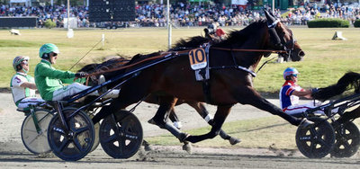 Magnus Ladegaard-trænede King Legend på vej ind mod sidste sving i Derbyet.