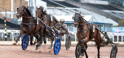Kreadlys Lew (10) vandt på målfoto i historiens første V85-omgang nogensinde.