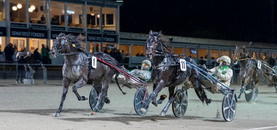 King Of Hammerthor (tv.) går kort forbi Kingston West op mod mål.