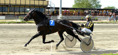 Kazio ved en tidligere sejr på Nykøbing Falster Travbane med Birger Jørgensen.