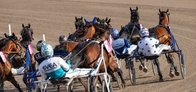 Go On Boy på vej mod sejren i Elitloppet 2025.