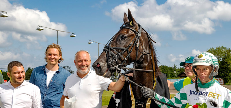 Golden Rain ses her ved en tidligere sejr på Lunden i Derbyweekenden 2023.