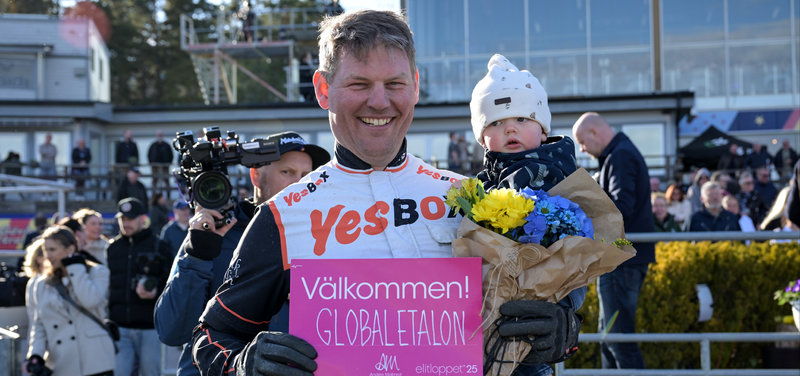 Fredrik Wallin med den lyserøde billet efter sejren i Prins Daniels løb. Men start i Elitloppet bliver der ikke nogen af.