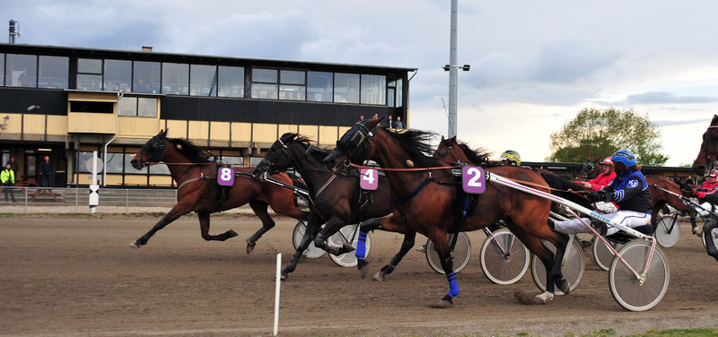 Længst ude i banen speeder kæmpeoutsideren Chasing Shadow frem til sejr for Aksel Jensen.
