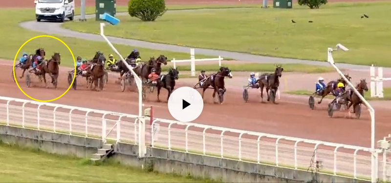 Eros Zola ses her med 300m til mål næstyderst til venstre med blå/rød kusk.