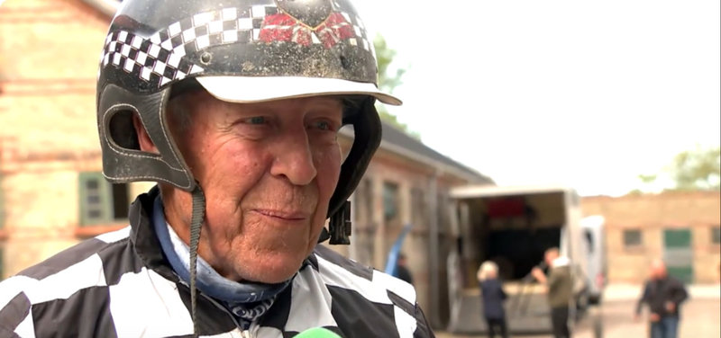 Den levende Lunden-legende Axel Jacobsen snakker Elitloppet med Bet25-reporter Steen Madsen.