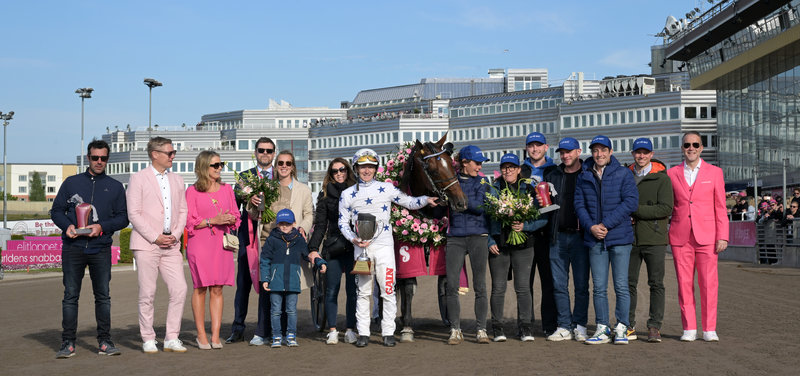 Kredsen omkring Go On Boy efter sejren i Elitloppet.