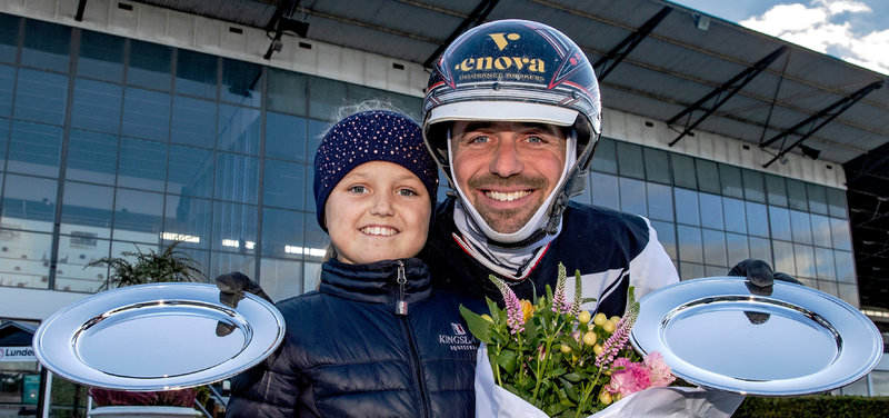 Aarhus-træner Michael Lønborg sammen med datteren Victoria efter sejr til Eddie The Eagle i 
