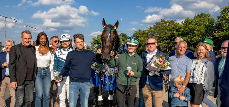Kredsen omkring Icebreaker efter sejren i Dansk Trav Derby 2024.