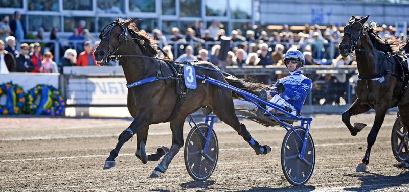 Bullet The BlueSky vandt let med Daniel Wäjersten i sulkyen.