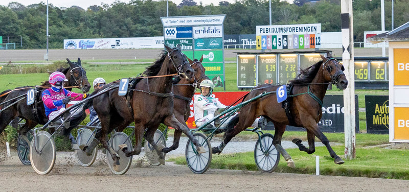 Inde bag førende/vindende Entertainment sidder Mack One med Gordon Dahl totalt fast.