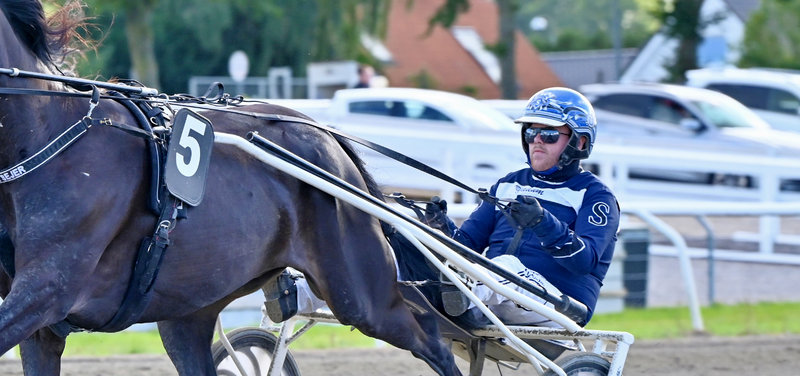 Christian Sejer vinder med Hej Bork på Fyens Væddeløbsbane.