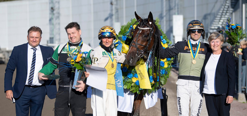 Kredsen omkring den svenske mester Kaffåchampagne efter SM-sejren på Åby i september.