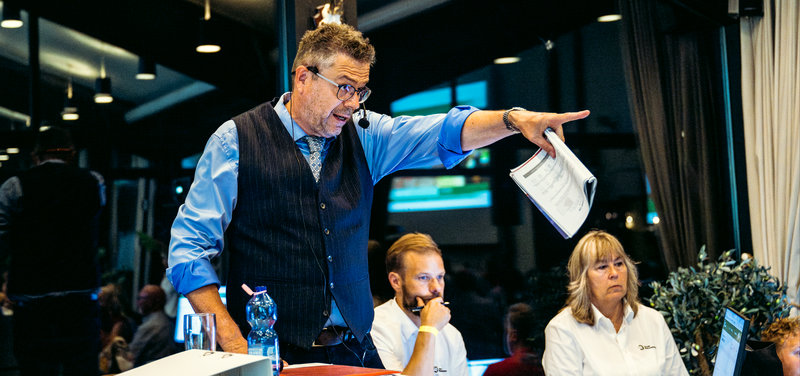 Auktionarius Morten Hald i aktion ved Copenhagen Sale 2024.